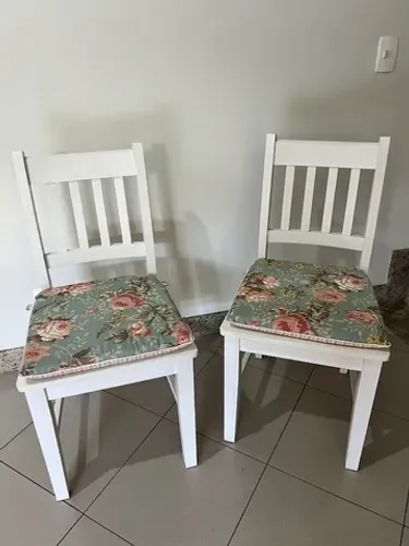 2 cadeiras de madeira Tok Stok com almofada