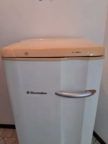 Freezer Electrolux FE 18 Usado