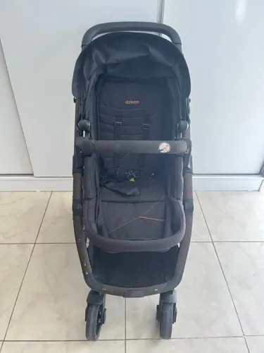 Carrinho de bebê Moisés Dzieco com bebê conforto e base Galzerano. 