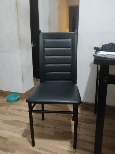 2 cadeiras preta de jantar estofadas na embalagem., sem uso