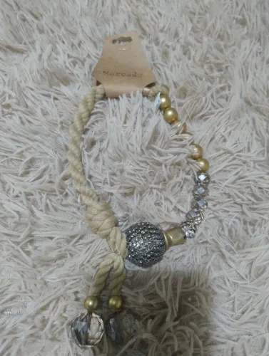 Enfeite para cortina com contas e detalhes dourados