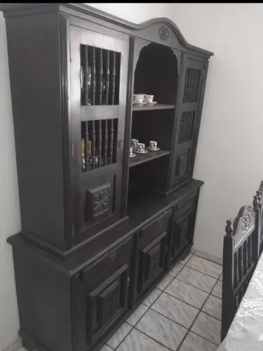 Armário de madeira estilo cristaleira com mesa com 6 cadeiras palhinha em ótimo estado de