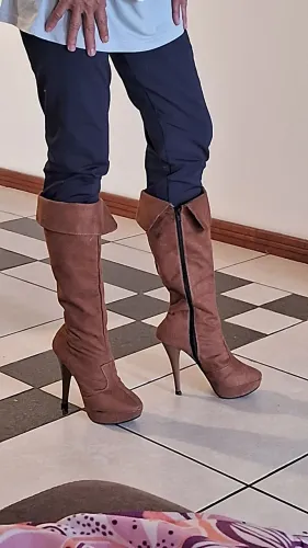 Botas de Salto camurça Marrom - Elegância em Cada Passo