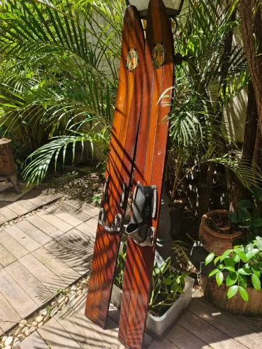 Esqui de madeira antigo