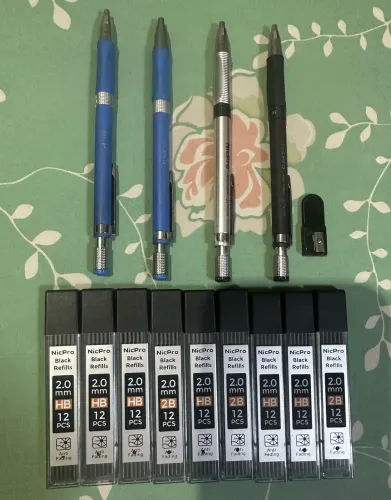 Kit 4 Lapiseiras 2mm Com Recargas de Chumbo e Apontador