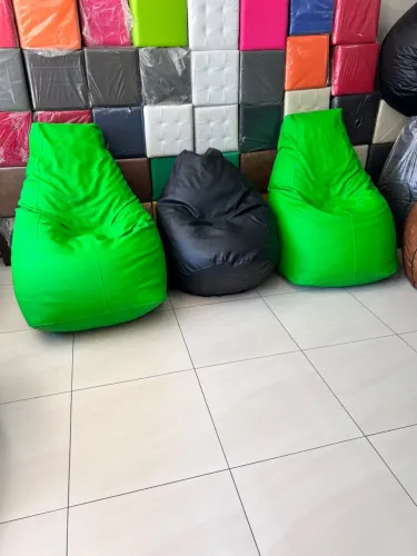 Puffs de diversos tamanhos e cores