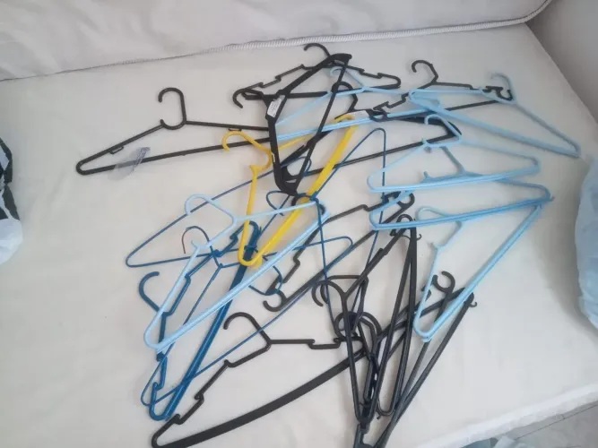 R$1 Cabides plástico preço unitário.