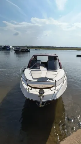 Triton 37 - Lancha Premium 2018 com Apenas 200 Horas