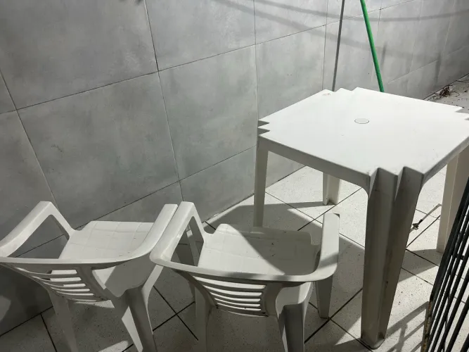 Mesa com duas cadeiras