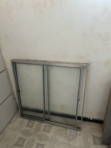 JANELA DE VIDRO COM CAIXÃO