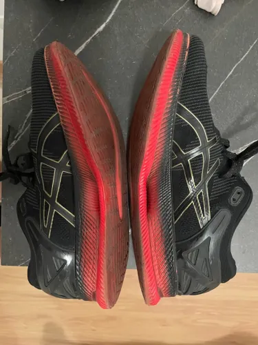 Tênis Asics  Metaride Preto com Detalhes Dourados