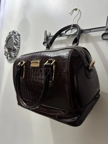 Bolsa de Mão Verniz Marrom - Elegância e Sofisticação