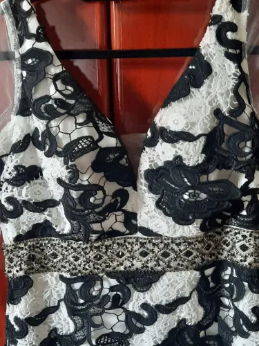 Vestido de renda preto e branco com detalhes em pedrarias