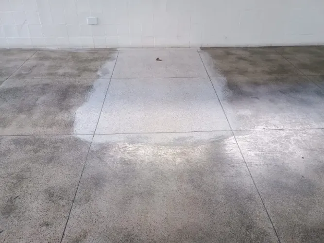 Limpeza de piso de bordas de piscinas
