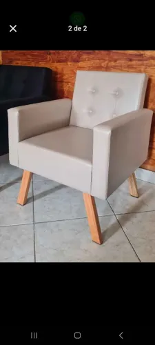 Poltrona em material sintético ideal para sala de espera e recepção, em até 10x sem juros