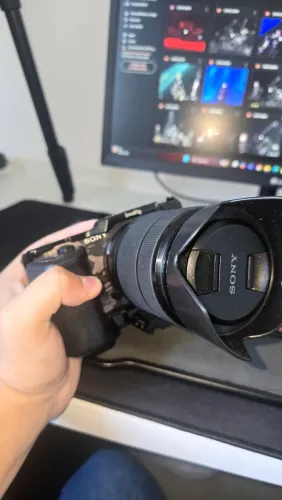 Câmera Sony com lente - Perfeita para fotos e vídeos!