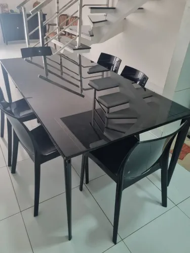 Mesa de ferro com tampo de vidro + 8 cadeiras plásticas.