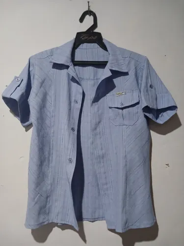 Camisa Azul Claro com Detalhes