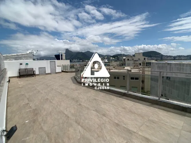 Cobertura frente na Urca | 242m², 3 quartos (1 suíte) + 2 vagas, vista mar