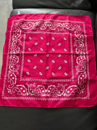 Lenço rosa com estampa paisley