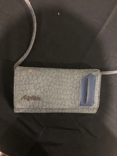 Bolsa tipo carteira. com alça removível