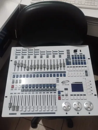 Mesa De Iluminação Dmx512 1024 C/ Case Mini Pearl 1024 Canais