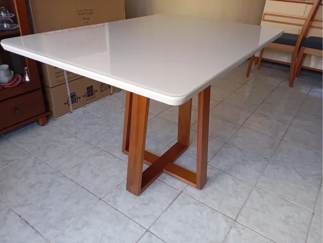 Mesa de Jantar Moderna com pintura laca e madeira