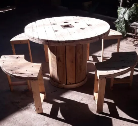 Conjunto de Mesa e Bancos Rústicos de Madeira