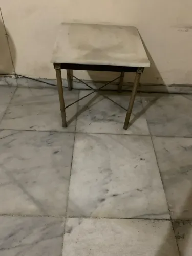 Mesinha com tampo de mármore 