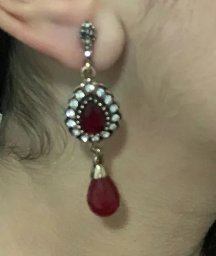 BRINCOS COM PEDRA RUBI