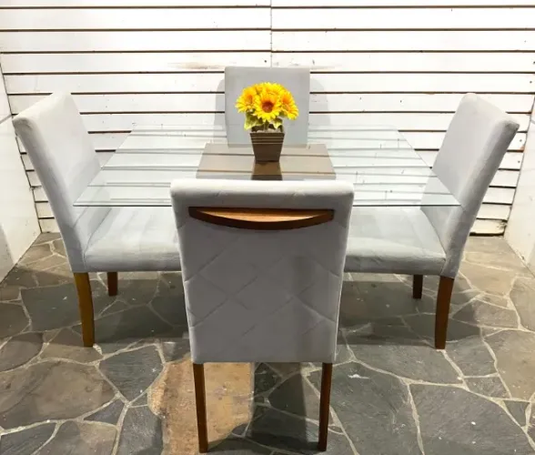 Mesa vidro 1,20x95cm com 4 cadeiras maciças em suede