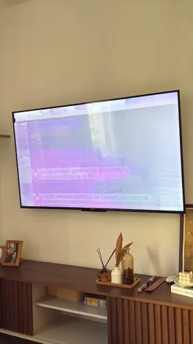 TV com tela trincada (tela cinza)