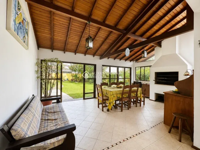 Casa com 4 dormitórios, amplo pátio e localização privilegiada na Barra da Lagoa.
