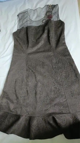 vestido de festa preto com transparência nas costas