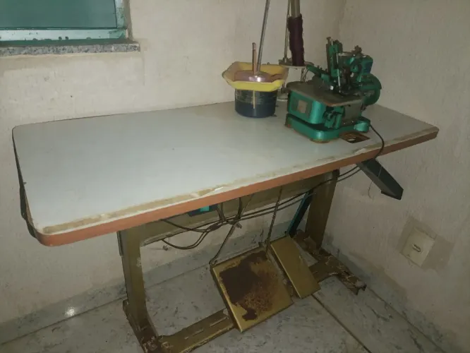 Máquina Overloque Industrial Funcionando + Mesa e Acessórios