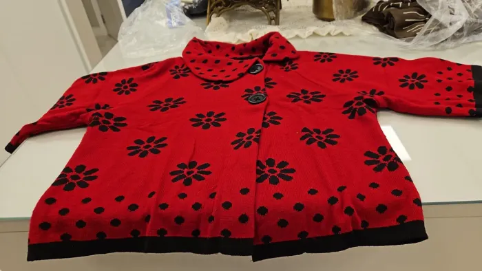 Casaquinho de la manga morcego vermelho com flores em branco G