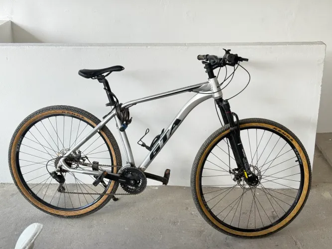 Bicicleta MTB GTA Insane Aro 26 Alumínio com Suspensão e Freio a Disco