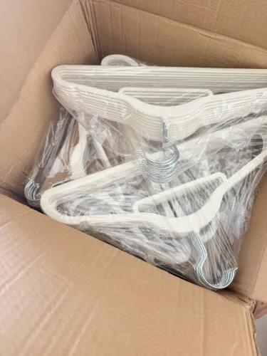 VENDO 100 CABIDES NOVOS - DE VELUDO - BRANCO