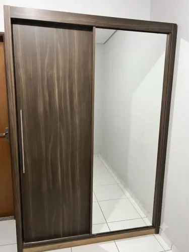 Guarda roupa com espelho
