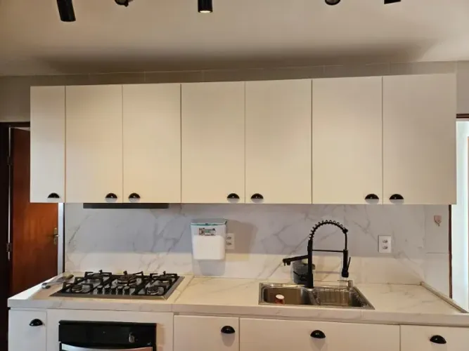 Armário Superior Cozinha em MDF branco com 07 portas de giro e puxadores concha preto.