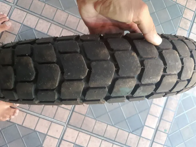 Pneu traseiro da Bros "zero" sem detalhes
