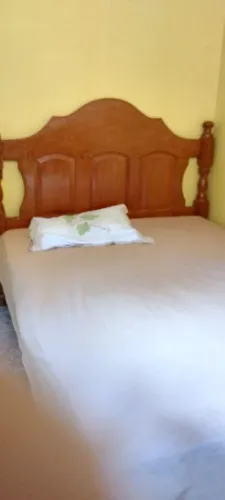 Cama de casal de madeira em perfeitas condições
