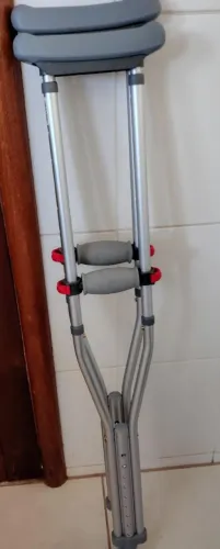 Muletas semi novas poucos dias de usada
