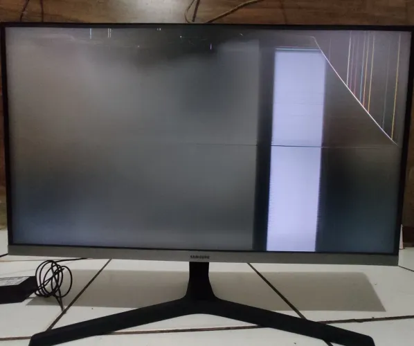 Samsung 28" UR550 UHD 60hz - Sucata/Peças