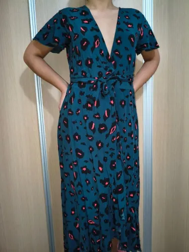 Vestido em viscose saia envelope 