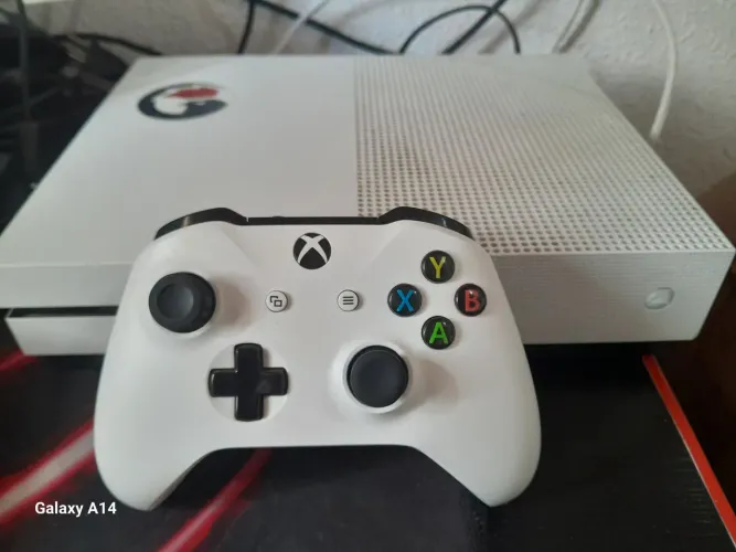 Xbox one s 1TB de memoria em estado de novo !