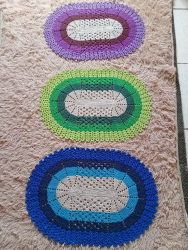 Tapetes de crochê, medindo 70 de comprimento e 48 de largura.