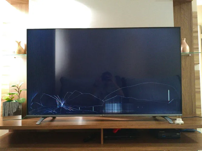 TV Britania 55 4K Modelo BTV55Q20N5SBL com tela quebrada - LIGA NORMAL - Retirar as Peças