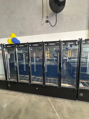 Auto serviço 5 portas extra frio cerveja e carne 1630 litros full Balck - refrimate