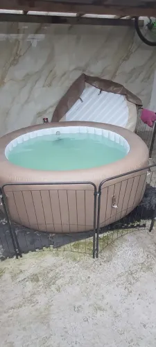 Ofurô inflável usado poucas vezes...